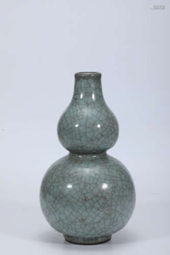 Guan Ware Double-Gourd Vase