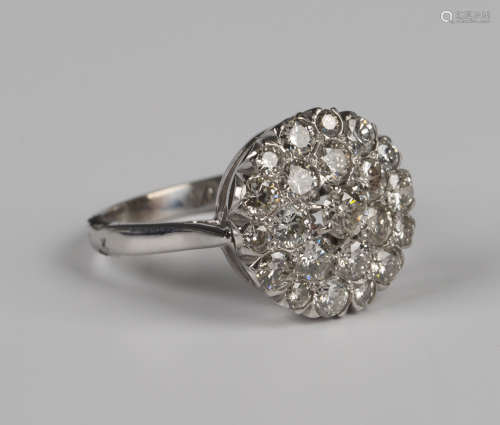 An 18ct white gold and diamond cluster ring, the principal c...