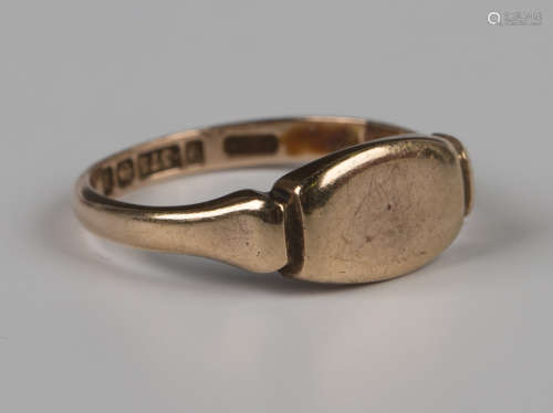 A 9ct gold curved rectangular signet style ring, London 1924...
