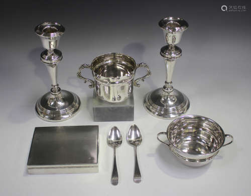 A George V silver two-handled cup, the 'U' shaped body flank...