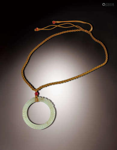 漢 白玉雕螭龍吐珠環