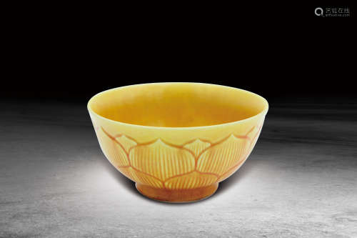 明 黃釉蓮紋碗