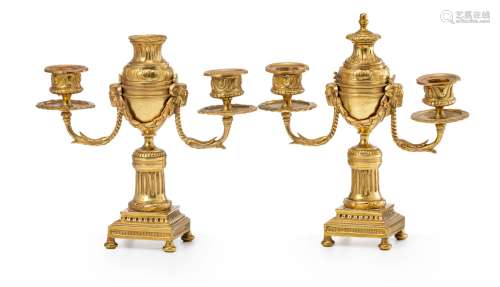 Ein Paar dreikerzige Leuchter im Louis-XVI-Stil