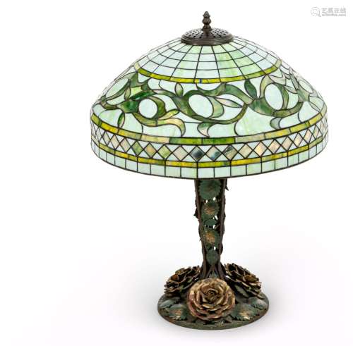 Tischlampe mit Schirm nach Entwurf von Louis Comfort Tiffany