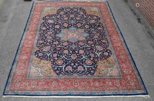 Very large Persian rug, 274 x 387 cm.