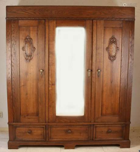 Three-door wardrobe with mirror