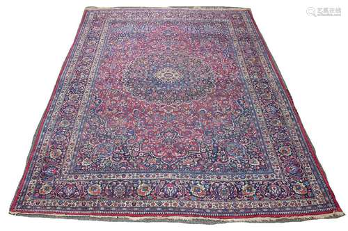 Very large Persian rug, 314 x 422 cm.