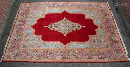 Large Chinese rug, 280 x 404 cm.