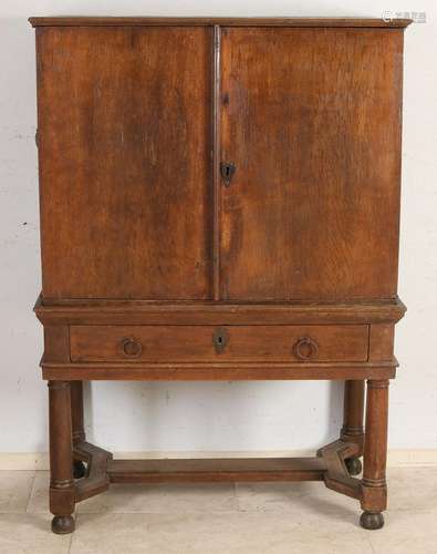 Oak cabinet around 1720