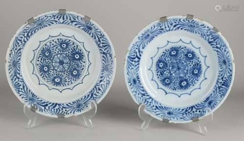 2 Delft dishes Ã˜ 23.5 cm.