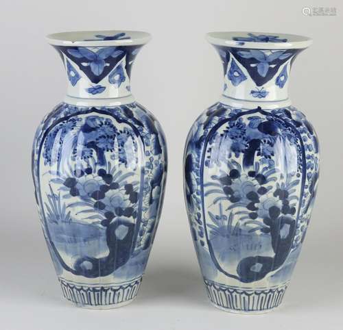 Two Japanese Imari vases, H 32 cm.