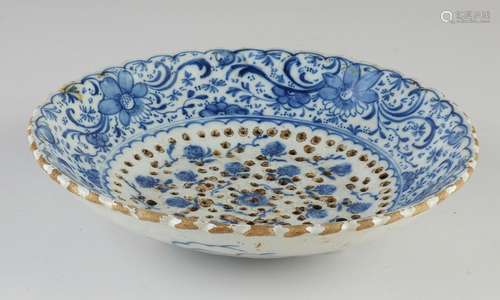 Delft wet fruit bowl (colander)