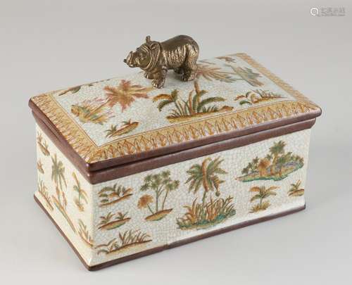 Porcelain lidded box