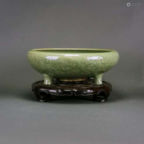 A LONGQUAN CELADON TRIPOD CENSER