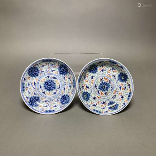 A PAIR OF BLUE & WHITE AND DOUCAI DISHES, QIANLONG MARK