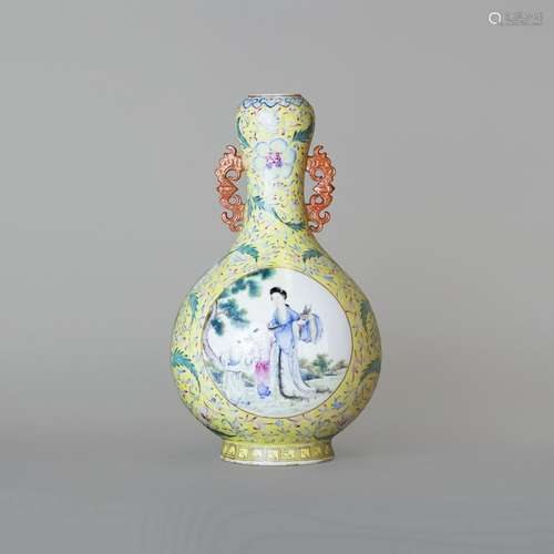 YELLOW GROUND FAMILLE ROSE GARLIC-HEAD 'FIGURAL' VASE,