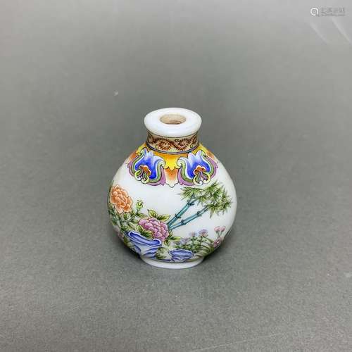 A CHINESE PAINTED ENAMEL SNUFF BOTTLE