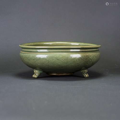 A LONGQUAN CELADON TRIPOD CENSER, WITH WODDEN BA…