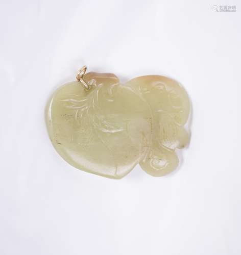 A WHITE JADE CARVED PEACH BAT PENDANT