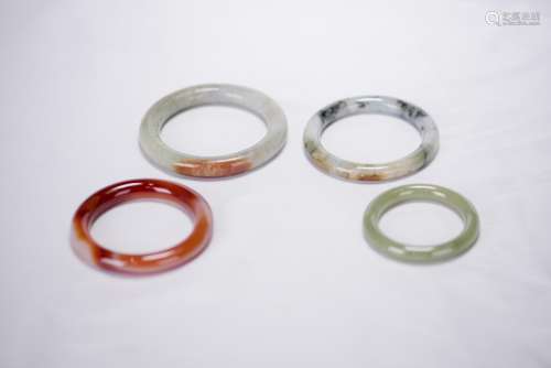 LOT OF 4, A GROUP OF JADE AND AGATE BANGLES