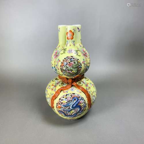 A YELLOW-GROUND FAMILLE ROSE DOUBLE-GOURD VASE,