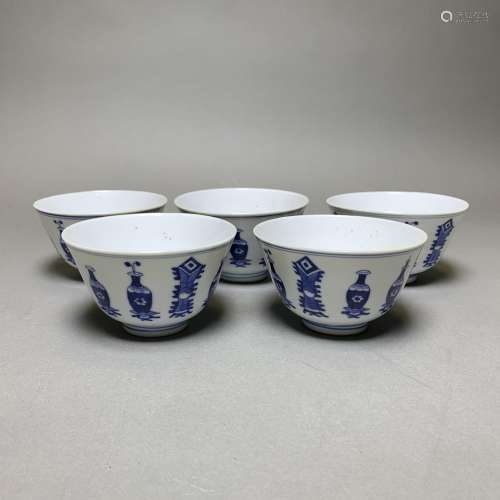LOT OF 5, A GROUP OF FIVE BLUE AND WHITE BOWLS