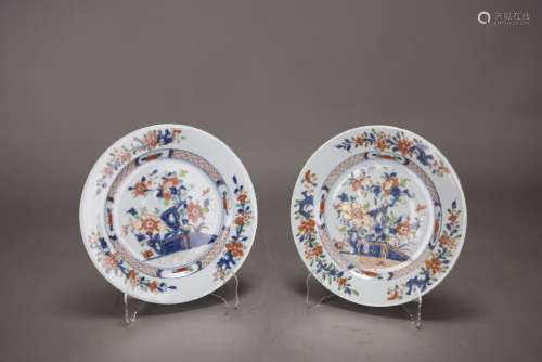 A PAIR OF BLUE AND WHITE AND WUCAI DISHES
