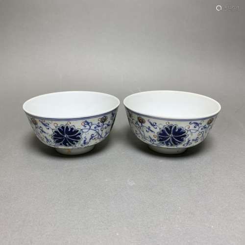 A PAIR OF BLUE AND WHITE AND DOUCAI 'LOTUS' BOWL