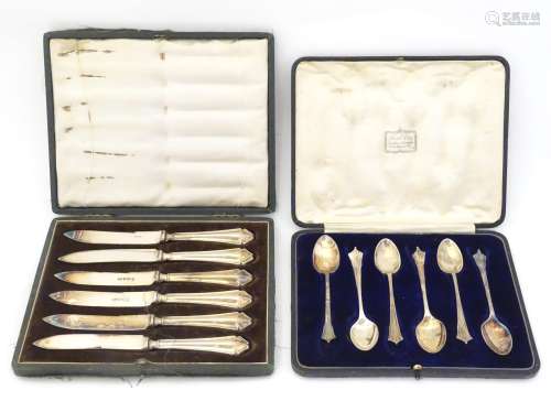 A cased set of 6 silver butter knives 6 1/2