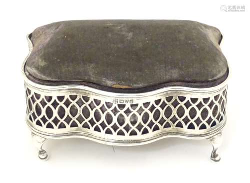 A ring box / jewellery box with hinged velvet top and