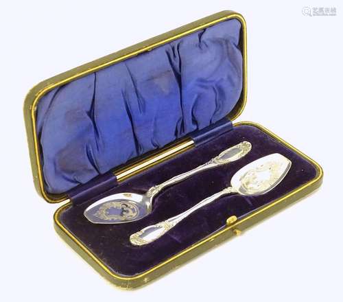 A cased pair of silver preserve spoons hallmarked