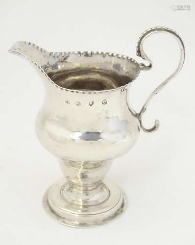 A Geo III silver cream jug, hallmarked London 1780,