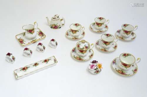 A quantity of Royal Albert wares in the pattern Old