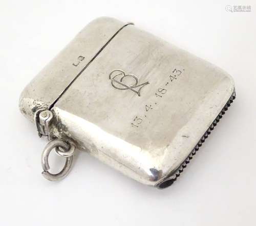 A silver vesta, hallmarked Birmingham 1918, maker Cohen