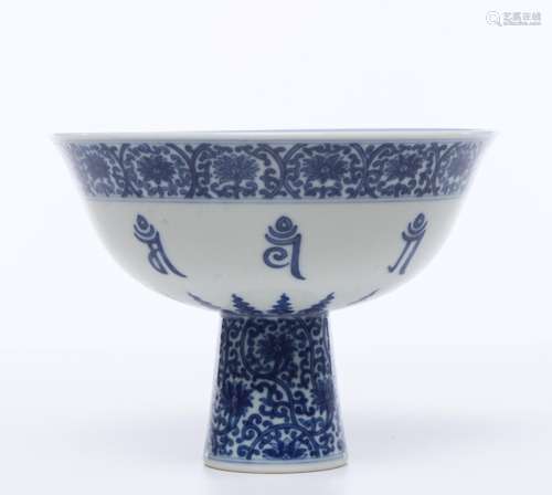 CHINESE PORCELAIN BLUE AND WHITE FLOWER STEM BOWL