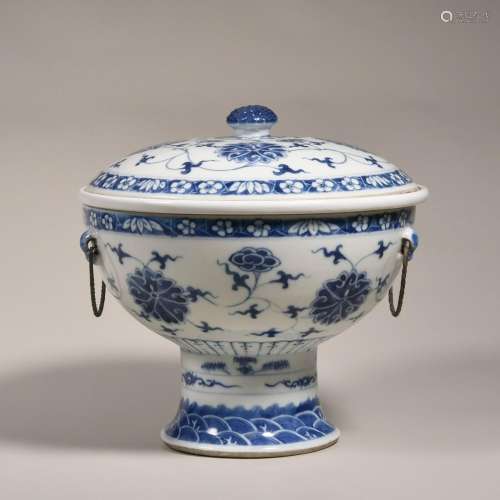 CHINESE PORCELAIN BLUE AND WHITE FLOWER LIDDED LOOP