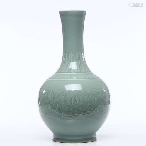 CHINESE PORCELAIN BLUE GLAZE ENGRAVED FLOWER VASE