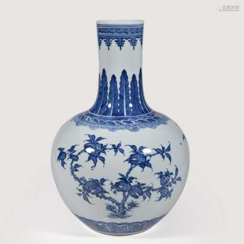 CHINESE PORCELAIN BLUE AND WHITE FRUIT TIANQIU VASE