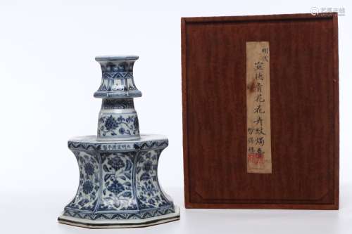 CHINESE PORCELAIN BLUE AND WHITE FLOWER CANDLE HOLDER