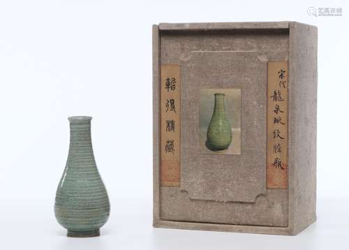 CHINESE PORCELAIN CELADON GLAZE VASE