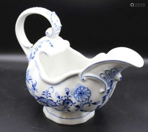 gr. Sauciere, Meissen Schwertermarke, Zwiebelmuster