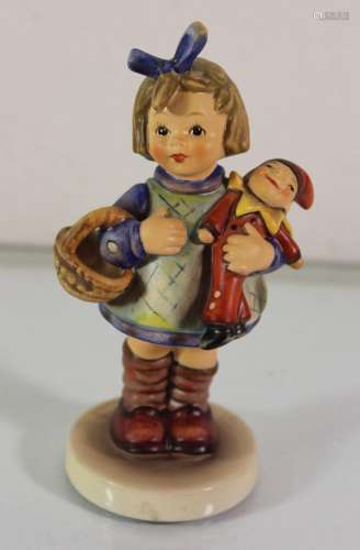 Hummelfigur, Mädchen mit Puppe und Korb, Goebel, Nr. 422, 19...