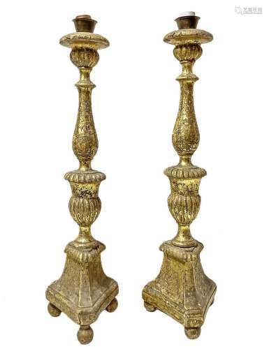 Couple candlesticks in golden wood in all three sides.