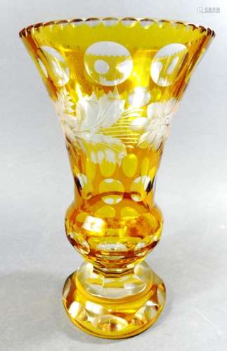 Gelb überfangene geschliffene Vase, H. 23 cm