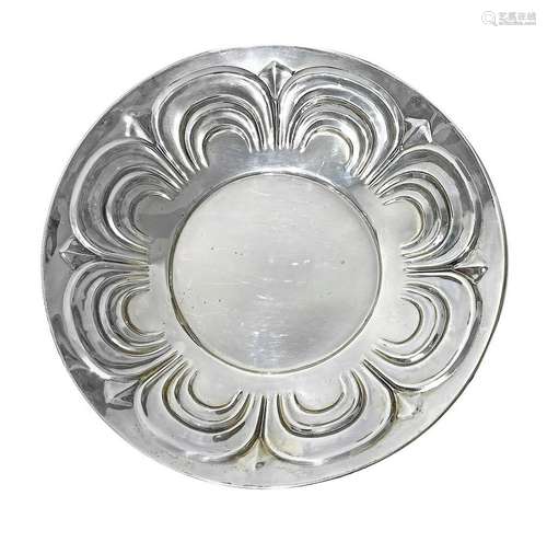 Round plate in 800 silver, embossed with bow reasons.