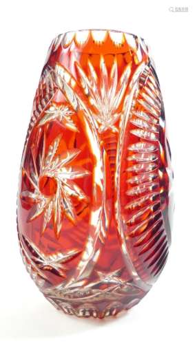 Kristallvase, rot überfangen und geschliffen, H. 16 cm