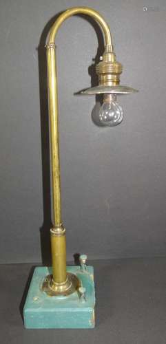 hohe Eisenbahn-Bogenlampe aus Messing, wohl Spur 1