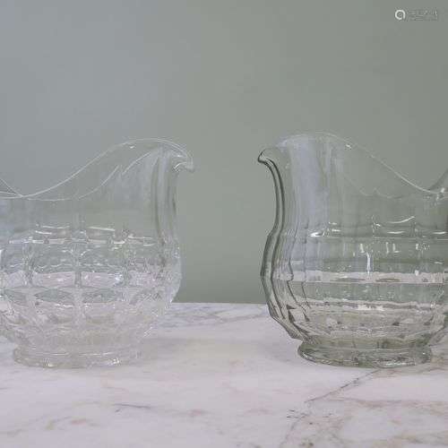 Deux brocs en cristal de forme évasée, modèles différents