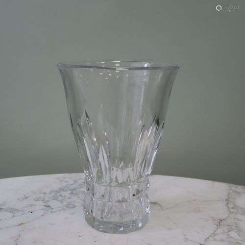 BACCARAT Vase en cristal taillé H. 25 cm