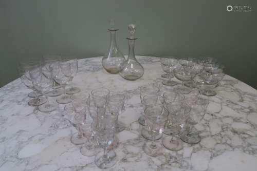 Partie de service de verres en cristal gravé, comprenant env...